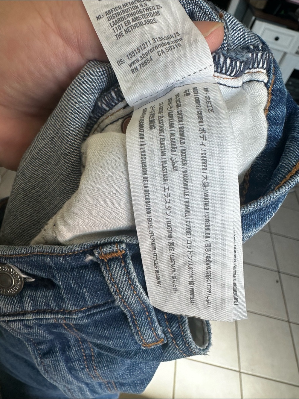 Abercrombie & Fitch The Mom High Rise Distressed Jeans - 28/6s - Picture 4 of 5